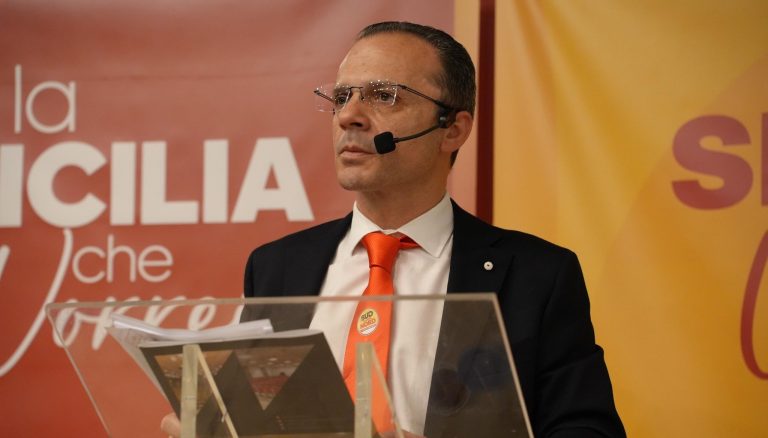 De Luca sceglie la strategia dei “2 forni”: “Sul nazionale ScN con il centrodestra. In Sicilia vedremo. Sviolinate da sinistra? Chissà…”