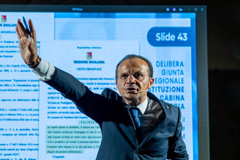 Rissa sul Ponte. De Luca carica: “Schifani, riprendiamoci quei fondi”. Il centrodestra replica: “Ha cambiato idea e la butta in caciara”