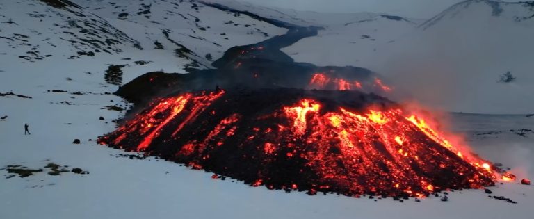 Etna, lava-neve: esplosioni pericolose, stop ai turisti ad alta quota