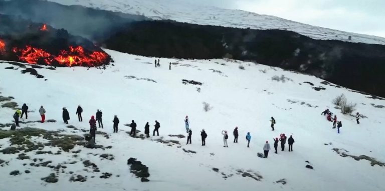 Eruzione Etna, i potenziali pericoli per curiosi e visitatori