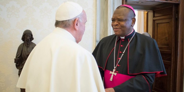 Papa Francesco in prognosi riservata, già spunta il nome del successore