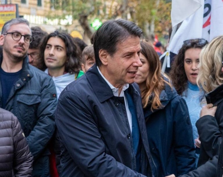 Conte: “Meloni è la cheerleader di Trump. Italiani a pane e acqua”