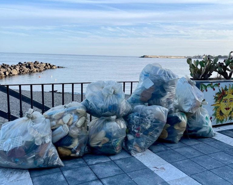 Clean up di Naxos Pearl: maxi-bonifica nella baia di Taormina-Giardini Naxos Clean up di Naxos Pearl: maxi-bonifica nella baia di Taormina-Giardini Naxos