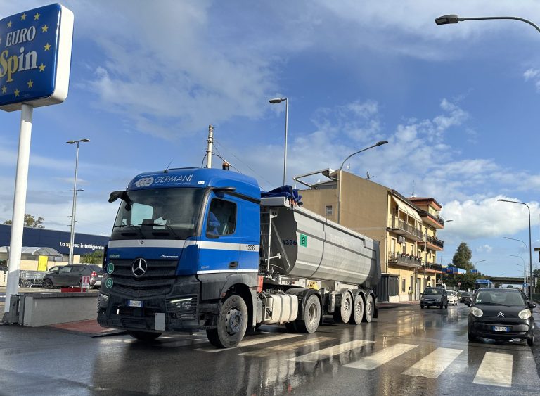 Lavori Rfi a Taormina: Trappitello nella morsa dei camion, quanto resisterà la SS185?