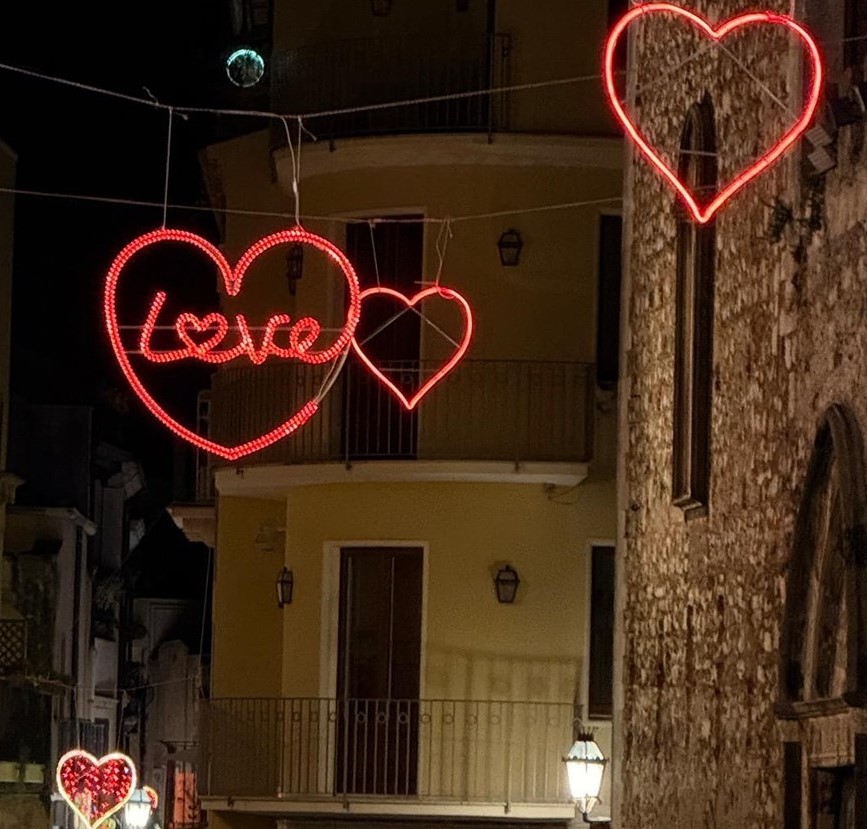 Taormina verso San Valentino: addobbi di cuore in Corso Umberto 2 LOVE 2