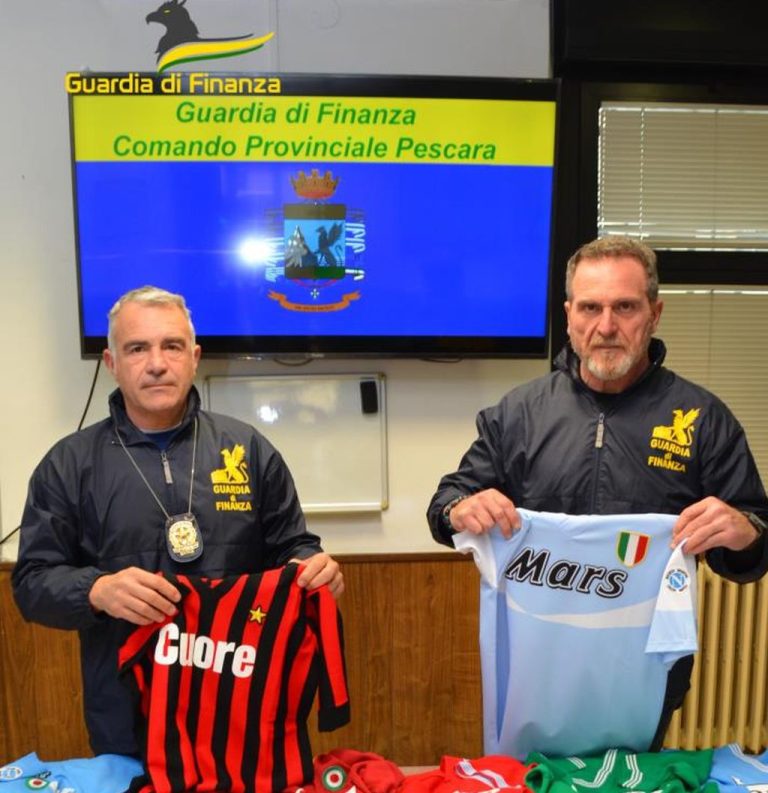 Maxi-sequestro di maglie “Vintage” contraffatte di club Serie A anni ’80 Maxi-sequestro di maglie “Vintage” contraffatte di club Serie A anni ’80