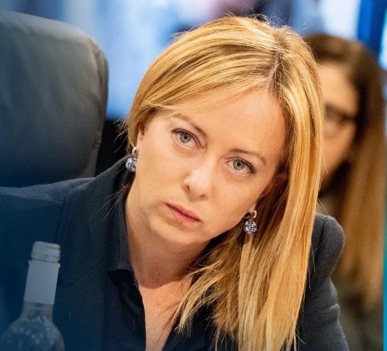 Almasri, farsa all’italiana in Parlamento: così Meloni ha scansato la “mela avvelenata”