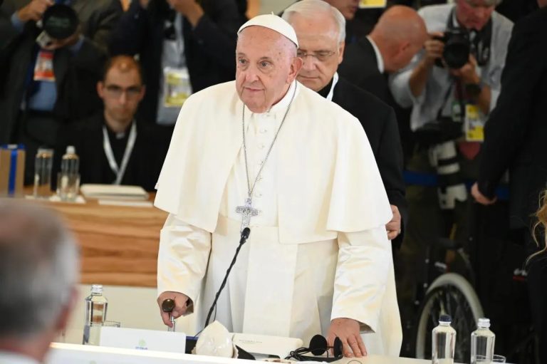 Il Papa ha la polmonite bilaterale, quadro resta complesso Il Papa ha la polmonite bilaterale, quadro resta complesso