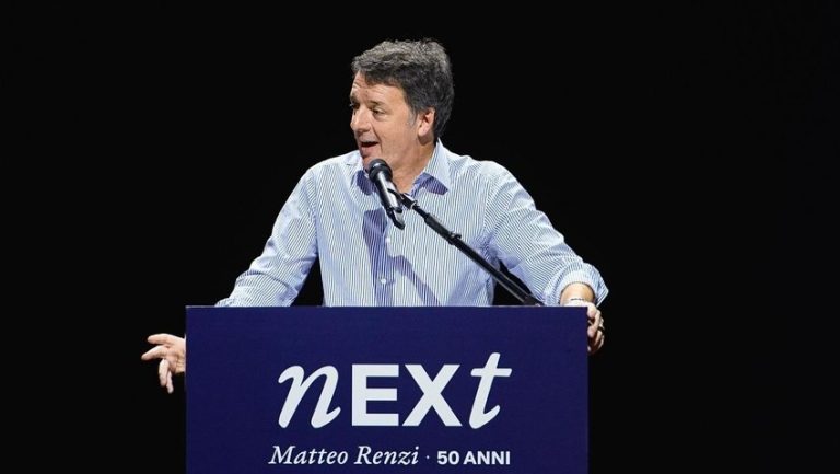 Renzi: “E’ finito Sanremo, è tornato Salvini. E’ un bimbo”