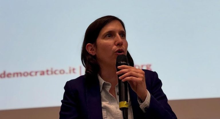 Schlein: “Meloni vassalla di Trump. Abbia decenza di dissociarsi”