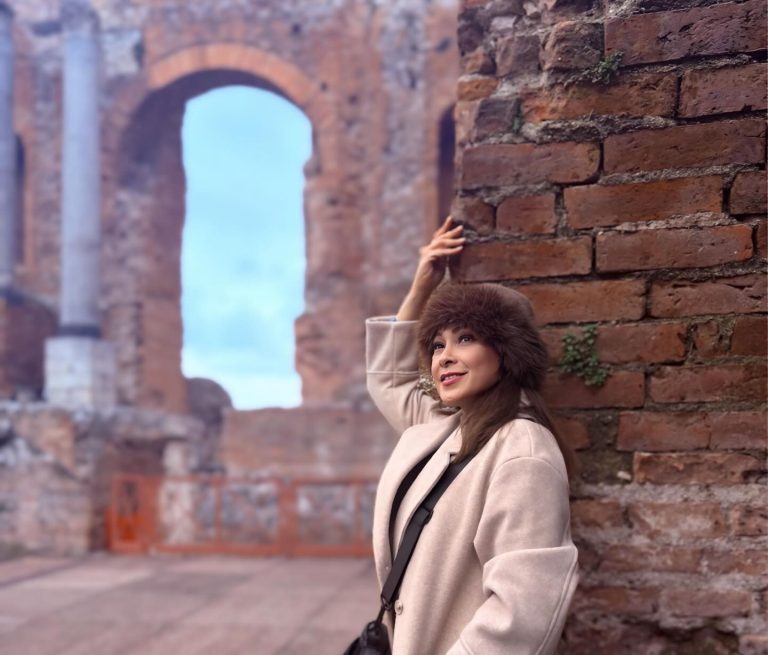 L’attrice Sheryl Cruz in vacanza a Taormina: “Città bellissima”