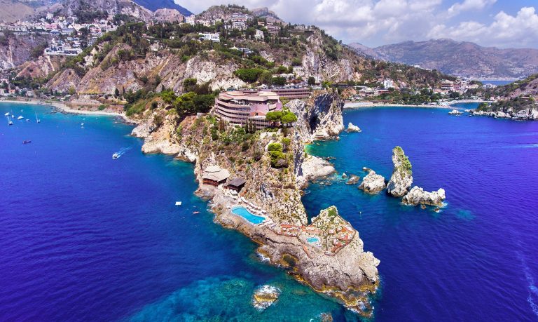 Bomba de “Il Sole 24 Ore”: “Unipol studia la vendita di Una Hotels”. Cambia tutto a Taormina e Naxos? Bomba de “Il Sole 24 Ore”: “Unipol studia la vendita di Una Hotels”. Cambia tutto a Taormina e Naxos?