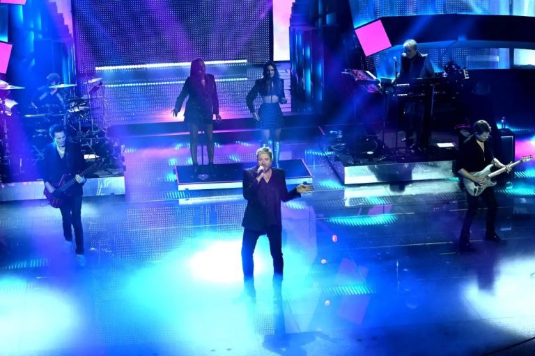 Sanremo, i Duran Duran infiammano l’Ariston. A Iva Zanicchi il premio alla carriera