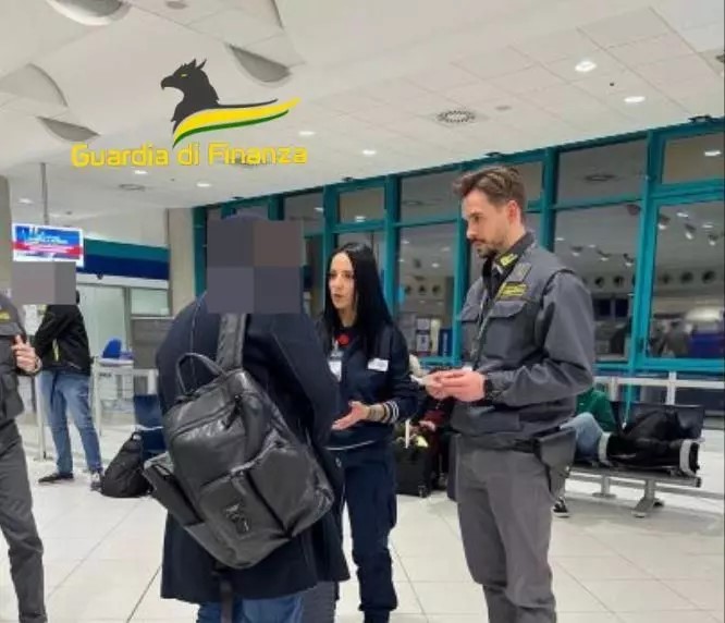 Traffico illecito di cuccioli, passeggero bloccato all’aeroporto di Bari