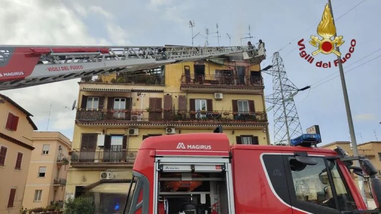 Roma, incendio in un appartamento. Muore un’anziana
