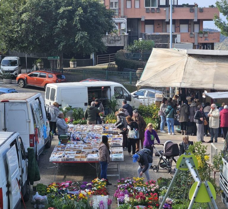 Il mercato settimanale di Taormina è tornato in Piazza Von Gloeden