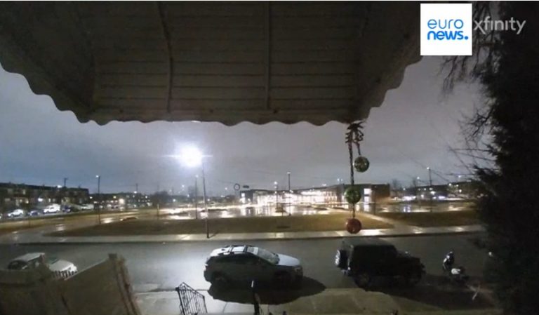 Aereo di soccorso con 6 persone a bordo si schianta a Philadelphia