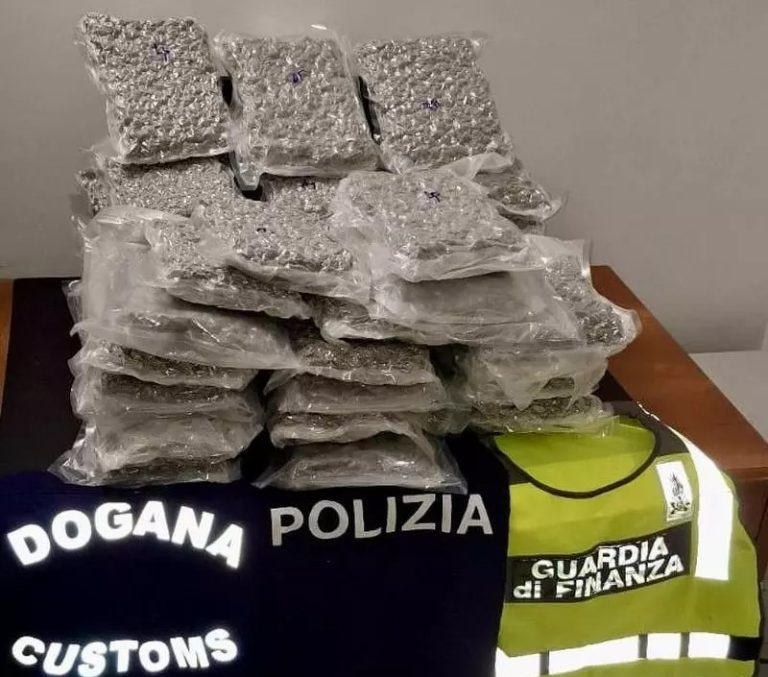 Napoli, sequestrati a Capodichino 23 kg di droga in arrivo da Dubai