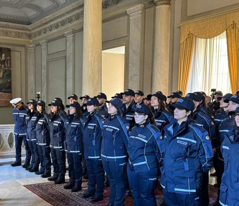 Catania choc, vigile colpito da infarto dopo lite per doppie file. Il sindaco: “Prego per lui”