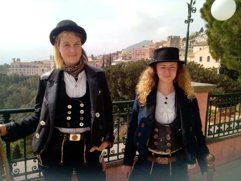 “Walz” a Taormina, un viaggio d’altri tempi: Lena e Katha artigiani alla scoperta del mondo