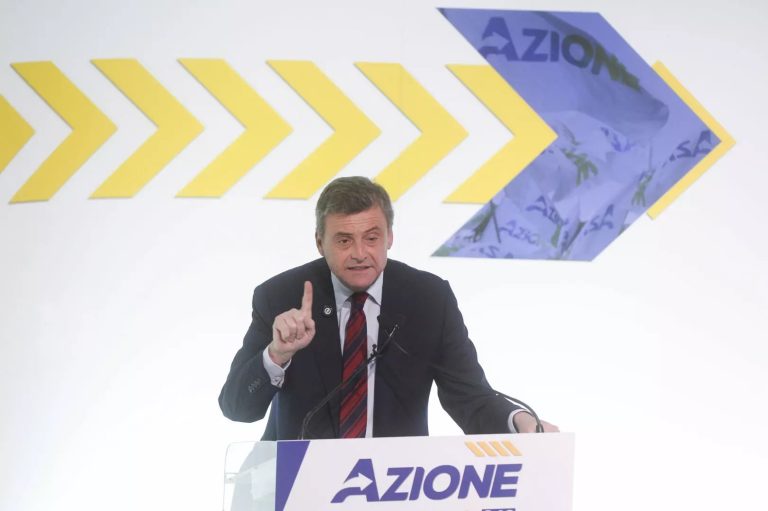 Calenda chiude il congresso di Azione: “Da Meloni atto di coraggio. Conte e Salvini sono la stessa cosa”