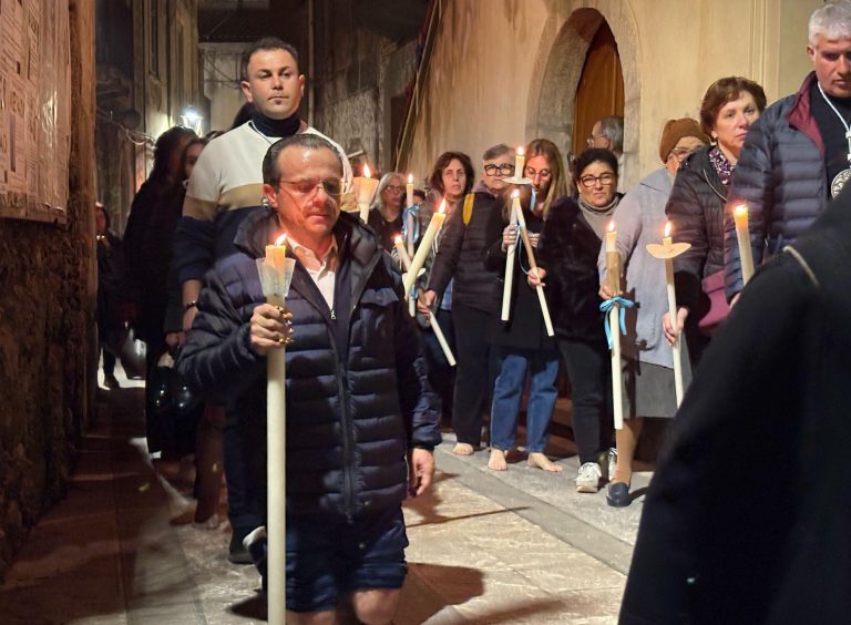 Il sindaco di Taormina in ginocchio dalla Patrona di Fiumedinisi