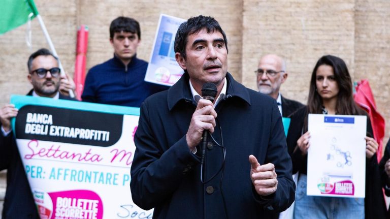 Fratoianni: “Meloni non fa nulla per contrastare l’inflazione”