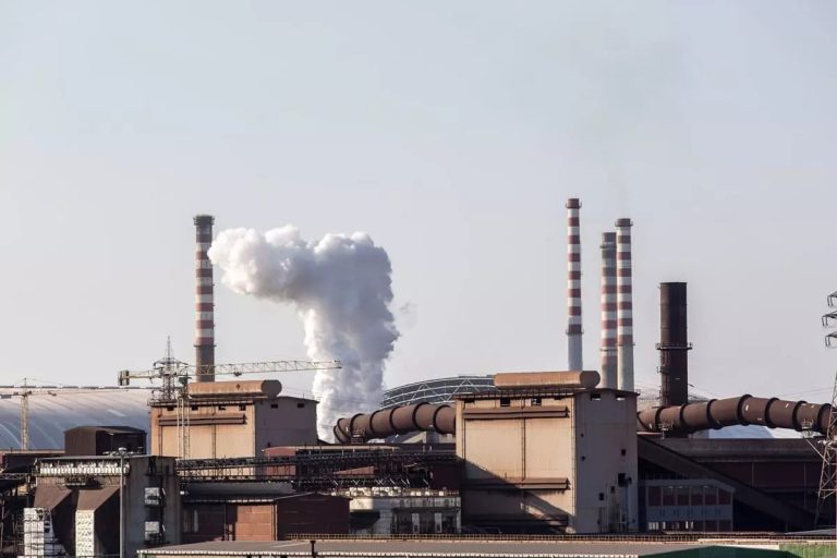Ex Ilva, Mimit autorizza i Commissari a trattare con una cordata azera Ex Ilva, Mimit autorizza i Commissari a trattare con una cordata azera