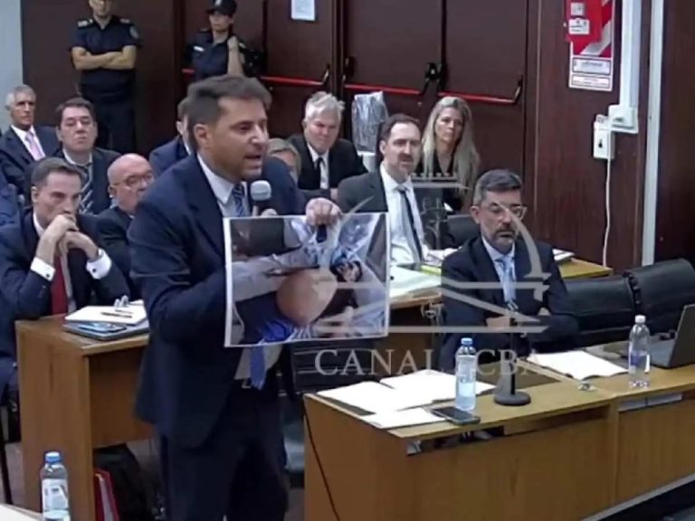 Processo Maradona: “E’ morto così”. Foto choc, le figlie in lacrime