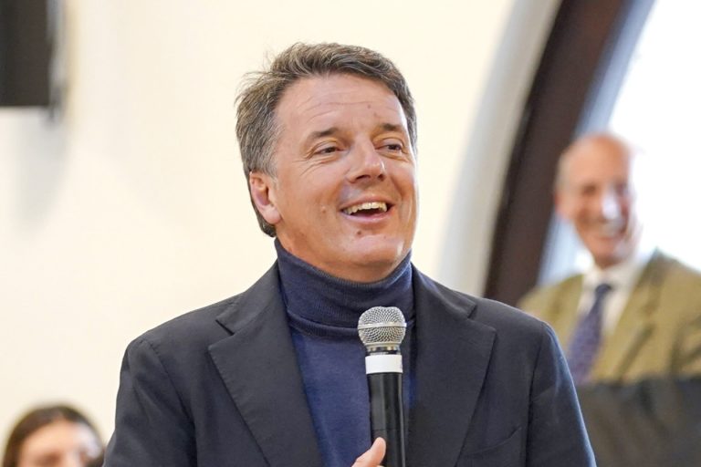 Renzi in Sicilia, bordata a De Luca: “Io non ho la concezione padronale che altri hanno avuto a Taormina, Messina e Ars”