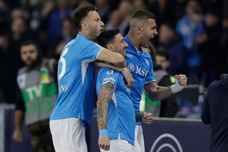 Il Milan si sveglia troppo tardi, il Napoli vince 2-1 al Maradona e risponde all’Inter