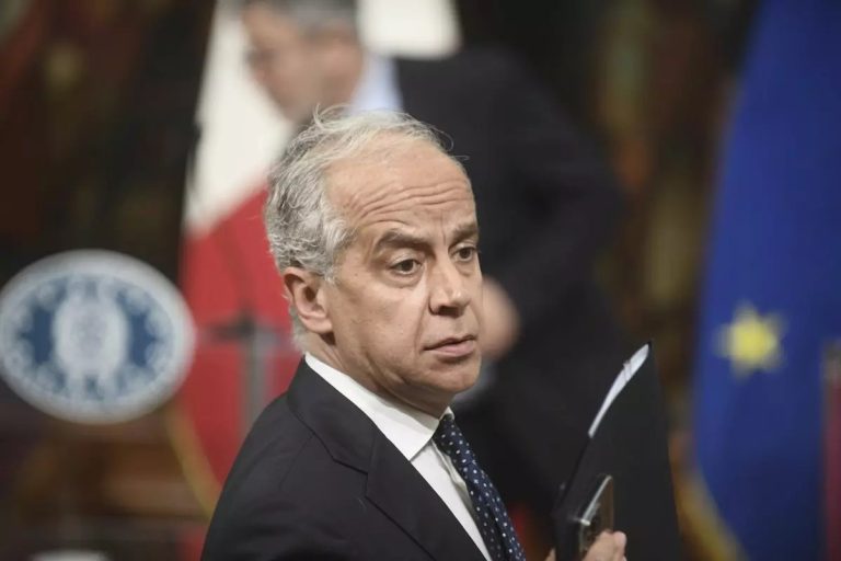 Migranti, via libera del CdM al decreto Albania. Piantedosi: “Ampliato l’uso del centro”