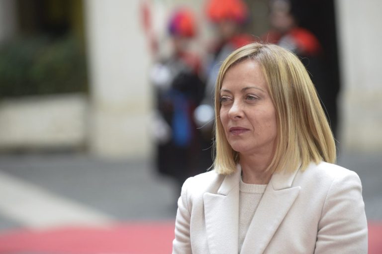 Ucraina, Meloni al vertice di Parigi: “Lavorare con gli Usa per la pace”