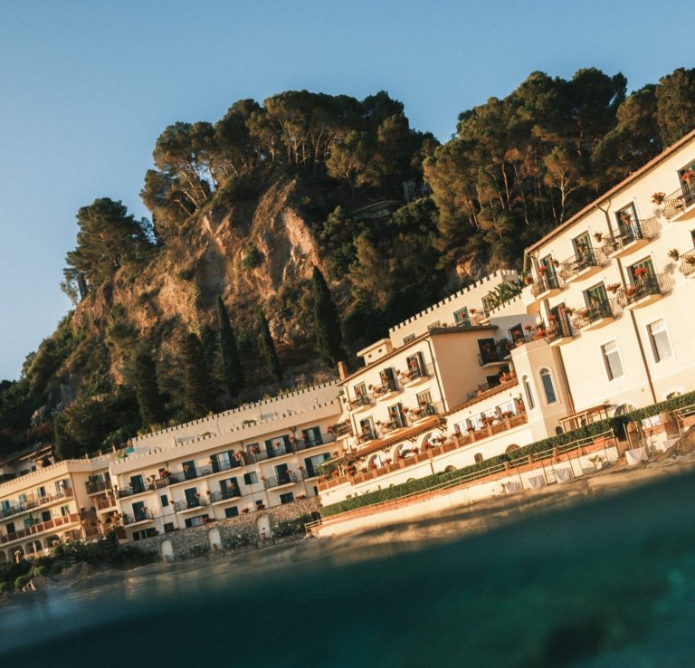 Taormina, Villa Sant’Andrea apre la stagione 2025 con il fascino di una nuova lobby
