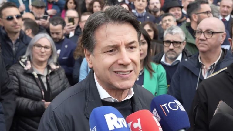 Conte: “Alziamo la testa, no al riarmo”