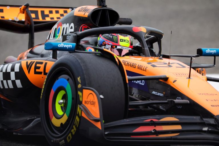 F1, doppietta McLaren a Shanghai, vince Piastri. Squalificati Leclerc e Hamilton