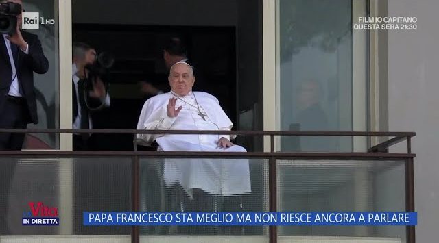 Il Papa migliora ma non può parlare