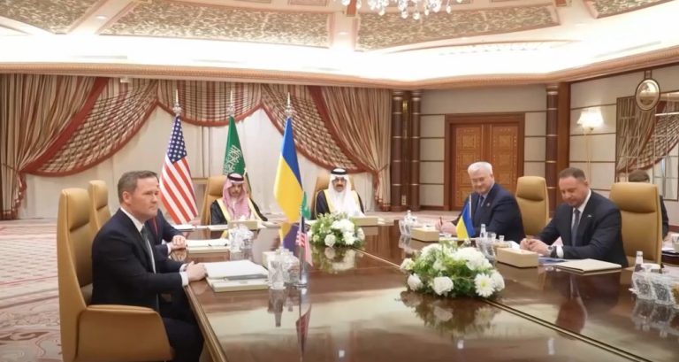 Accordo su tregua in Ucraina, Trump: “Adesso sentirò Putin”