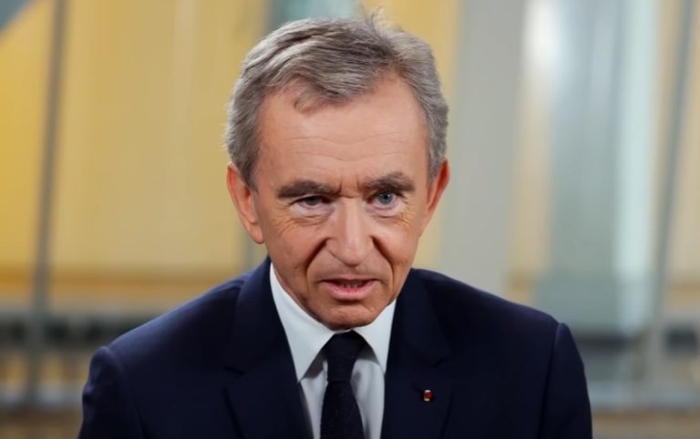 Lvmh, Arnault spiazza tutti: mossa a sorpresa, azionisti pronti al sì. A Taormina la scelta è fatta