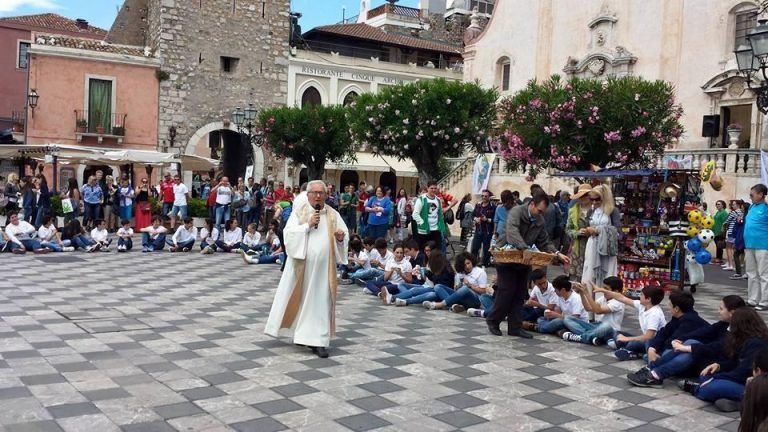 Il testamento di don Biuso ai Taorminesi: “Amate i giovani con l’ascolto, la vita è sogno” (VIDEO)