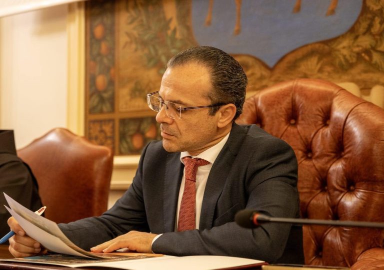 Taormina, De Luca conferma il conferimento notturno dei rifiuti: “Corso ora è pulito grazie alla mia ordinanza”