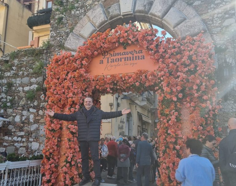 De Luca: “Stiano in silenzio quelli che per 20 anni hanno tollerato Taormina sporca, debiti e pi**iatoi…”