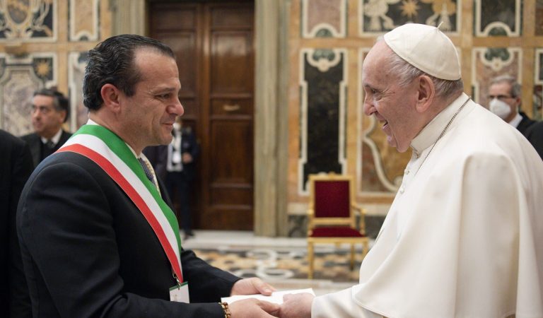 Il sindaco di Taormina: “Papa Francesco esempio di umiltà e semplicità”