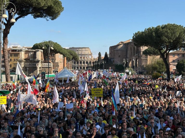 M5s, Conte: “100 mila in piazza, no a folle piano di riarmo”