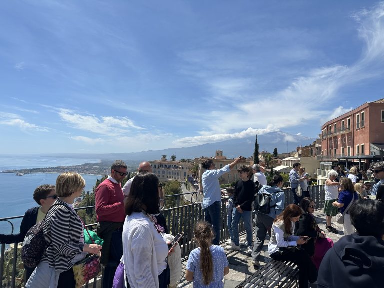 Turismo, Pasqua con il pienone a Taormina: ora l’assalto dei due ponti Turismo, Pasqua con il pienone a Taormina: ora l’assalto dei due ponti
