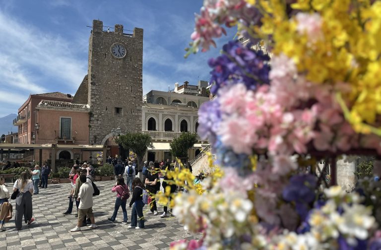 Condé Nast Traveler incorona Taormina tra le 20 “Small Towns” più belle d’Italia: “Città ipnotizzante”