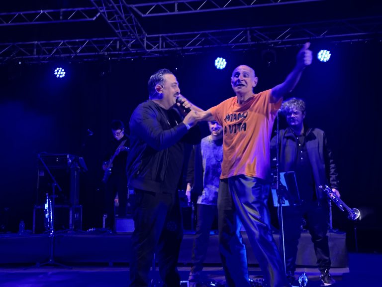 Roy Paci & Aretuska infiammano Taormina: energia e un messaggio di pace con la sorpresa Pino Caminiti Roy Paci & Aretuska infiammano Taormina: energia e un messaggio di pace con la sorpresa Pino Caminiti