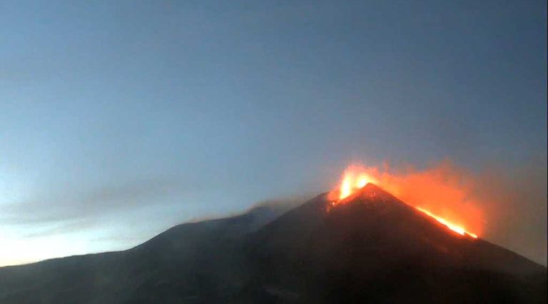 L’Etna torna a dare spettacolo, nuova attività vulcanica nel cratere Sud-Est