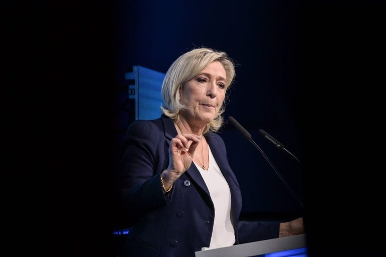 Francia, Marine Le Pen: “Il sistema ha estratto la bomba nucleare, sanno che vinceremo le elezioni”