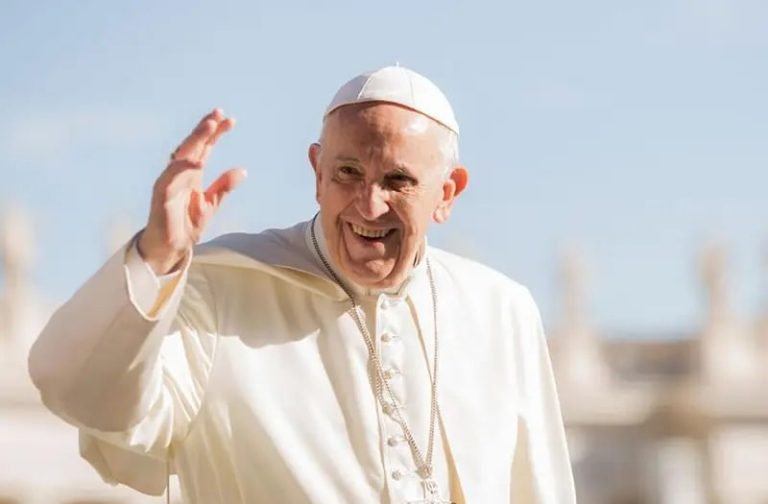 Addio a Papa Francesco. Una vita per la gente: “Abbiate cura di ogni persona”